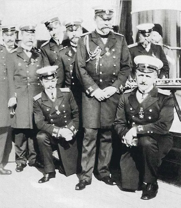 Офицеры яхты Штандарт с Чагиным